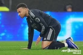 邓涵文因经济保障和新东家前景决定离开武汉三镇，加盟云南玉昆，成为球队核心球员。